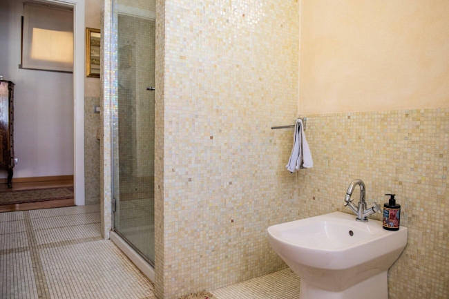 Appartamento di ampia superficie con entrata indipendente disposto al piano terra e primo in vendita a San Vincenzo
