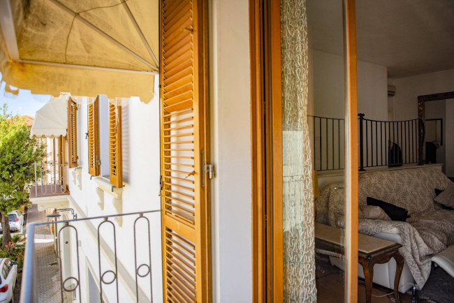 Appartamento di ampia superficie con entrata indipendente disposto al piano terra e primo in vendita a San Vincenzo