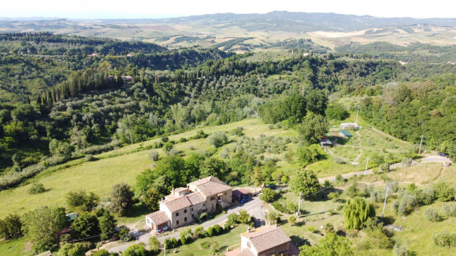 Porzione di casale suddiviso in due appartamenti ristrutturati con vista panoramica in vendita a Volterra