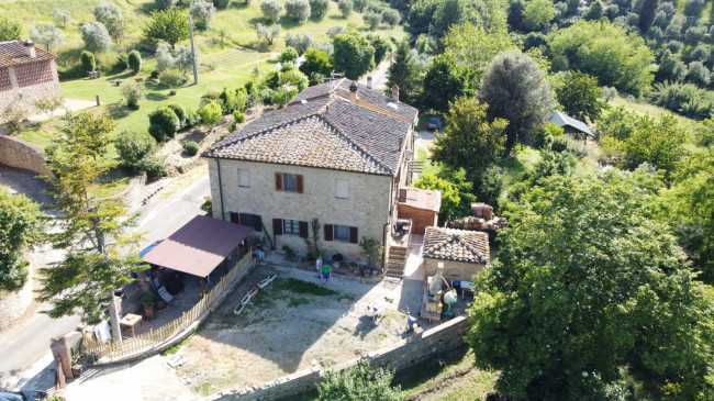 Porzione di casale suddiviso in due appartamenti ristrutturati con vista panoramica in vendita a Volterra