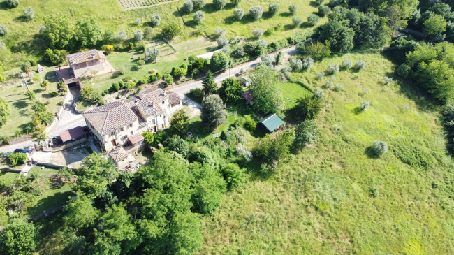 Porzione di casale suddiviso in due appartamenti ristrutturati con vista panoramica in vendita a Volterra