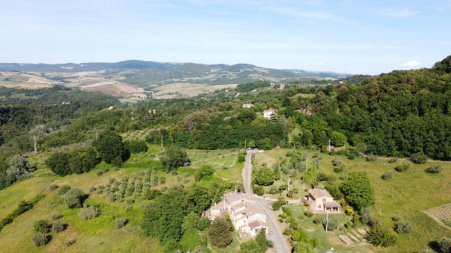 Porzione di casale suddiviso in due appartamenti ristrutturati con vista panoramica in vendita a Volterra