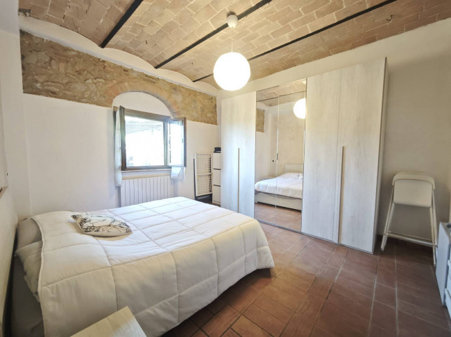 Porzione di casale suddiviso in due appartamenti ristrutturati con vista panoramica in vendita a Volterra