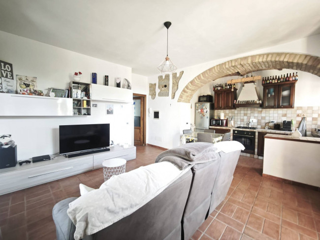 Porzione di casale suddiviso in due appartamenti ristrutturati con vista panoramica in vendita a Volterra