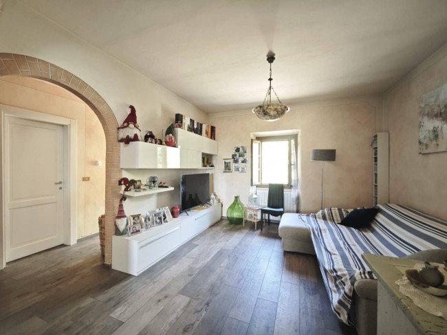 Porzione di casale suddiviso in due appartamenti ristrutturati con vista panoramica in vendita a Volterra