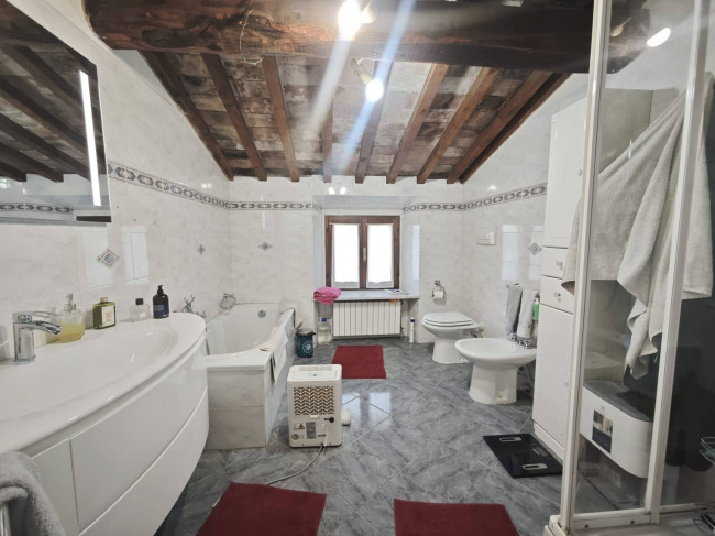 Porzione di casale suddiviso in due appartamenti ristrutturati con vista panoramica in vendita a Volterra