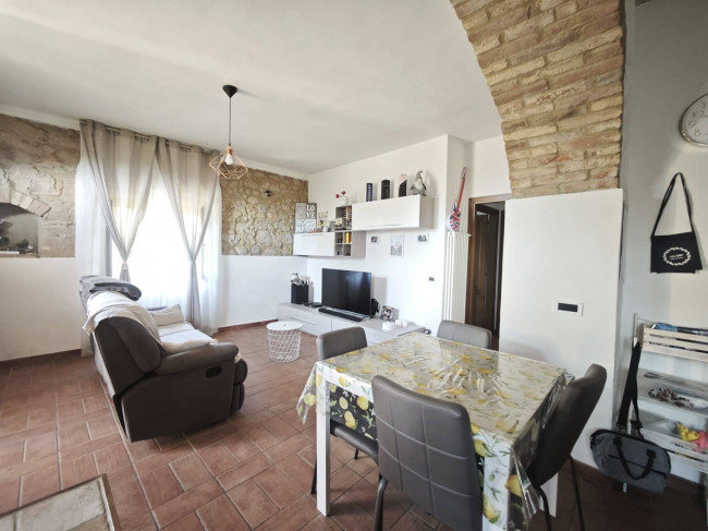 Porzione di casale suddiviso in due appartamenti ristrutturati con vista panoramica in vendita a Volterra