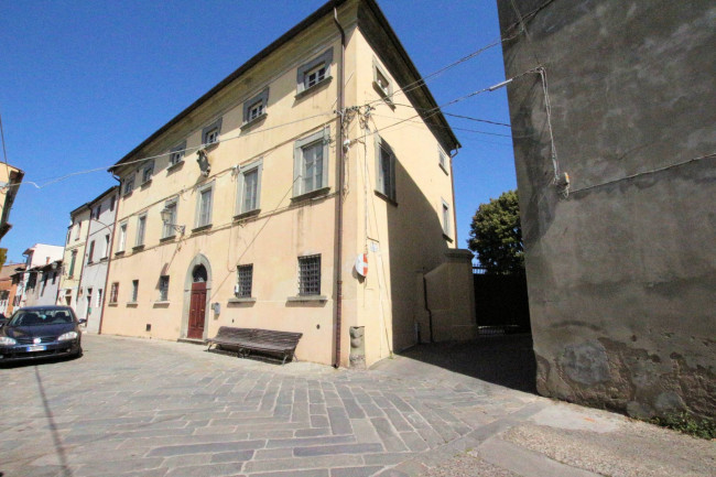 Appartamento al piano secondo di complesso residenziale con piscina in vendita a Terricciola
