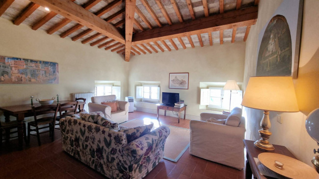 Appartamento al piano secondo di complesso residenziale con piscina in vendita a Terricciola