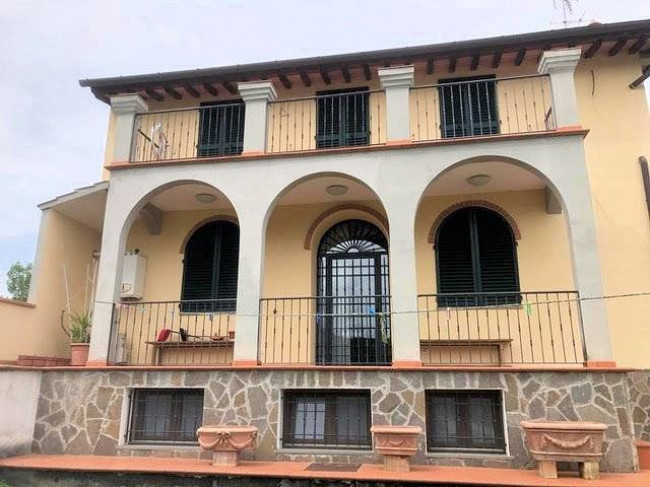 Villetta libera su quattro lati con giardino in vendita a Firenze