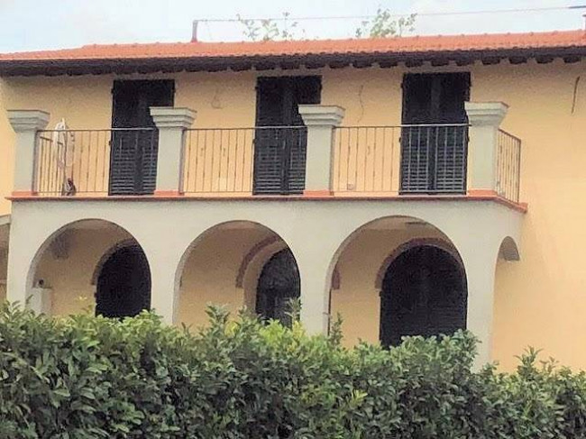 Villetta libera su quattro lati con giardino in vendita a Firenze