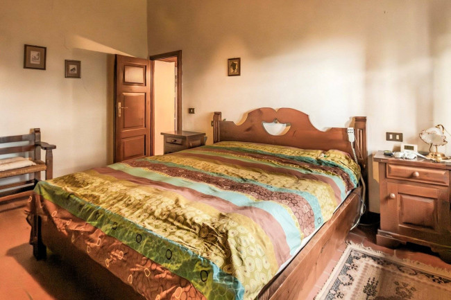 Casa colonica con annessi e terreno in posizione panoramica in vendita a Uzzano