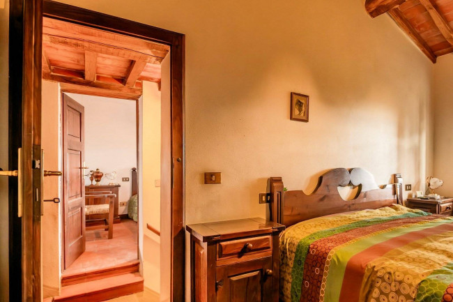 Casa colonica con annessi e terreno in posizione panoramica in vendita a Uzzano