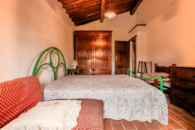 Casa colonica con annessi e terreno in posizione panoramica in vendita a Uzzano