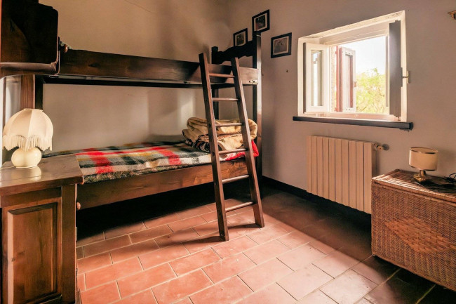 Casa colonica con annessi e terreno in posizione panoramica in vendita a Uzzano