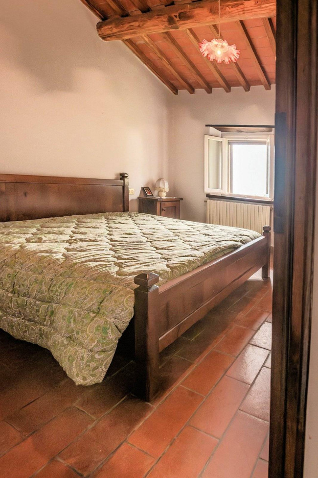 Casa colonica con annessi e terreno in posizione panoramica in vendita a Uzzano