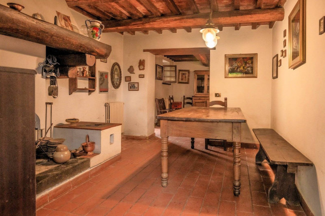 Casa colonica con annessi e terreno in posizione panoramica in vendita a Uzzano