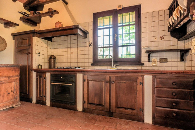 Casa colonica con annessi e terreno in posizione panoramica in vendita a Uzzano