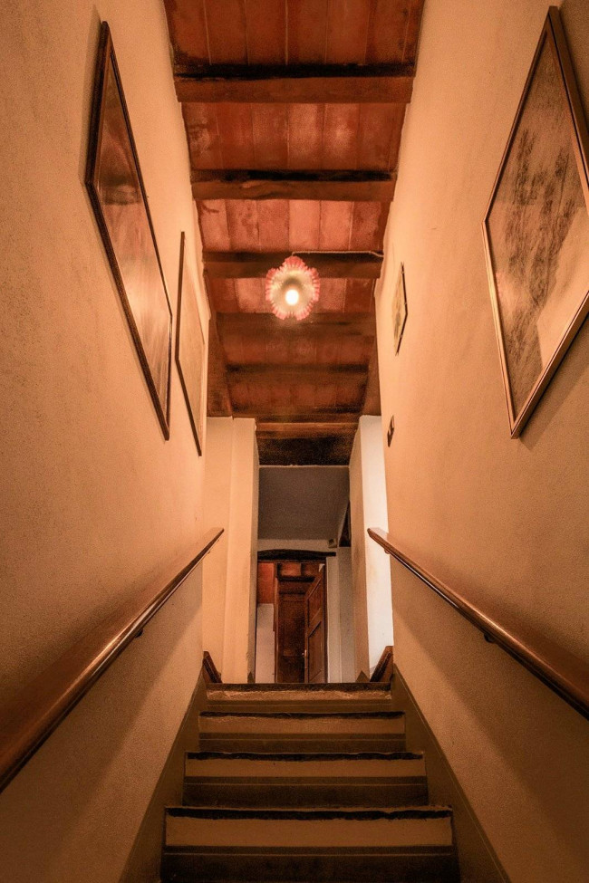 Casa colonica con annessi e terreno in posizione panoramica in vendita a Uzzano