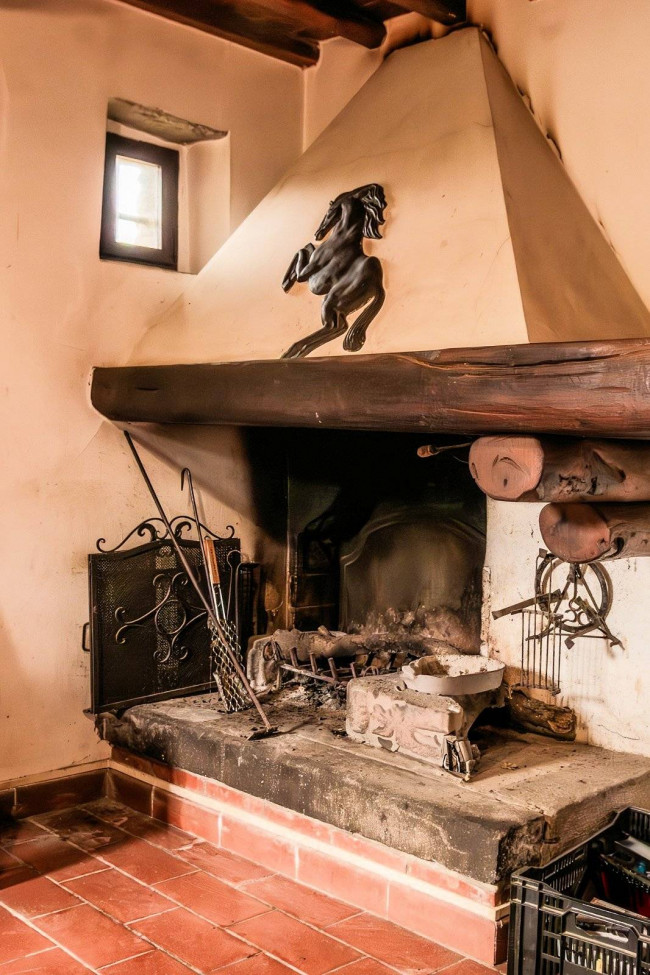 Casa colonica con annessi e terreno in posizione panoramica in vendita a Uzzano
