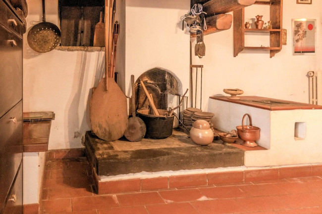 Casa colonica con annessi e terreno in posizione panoramica in vendita a Uzzano