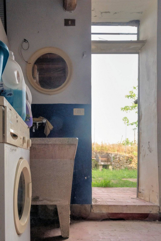 Casa colonica con annessi e terreno in posizione panoramica in vendita a Uzzano