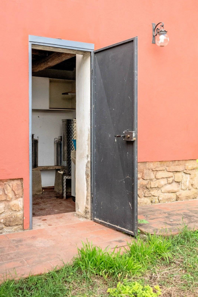 Casa colonica con annessi e terreno in posizione panoramica in vendita a Uzzano
