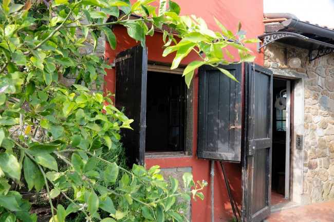 Casa colonica con annessi e terreno in posizione panoramica in vendita a Uzzano