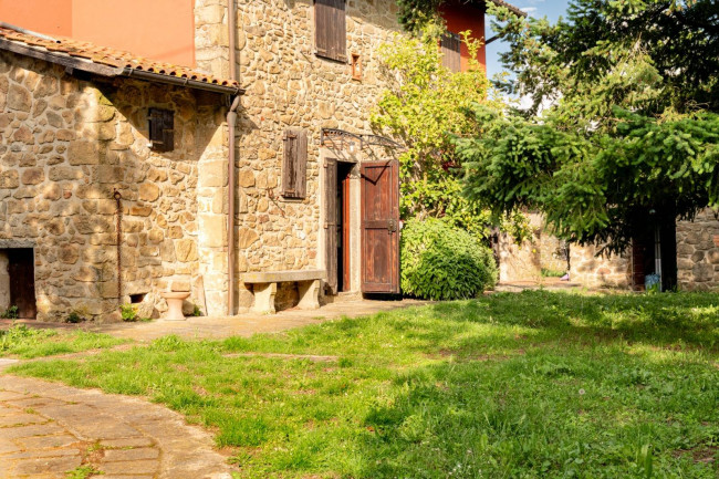 Casa colonica con annessi e terreno in posizione panoramica in vendita a Uzzano
