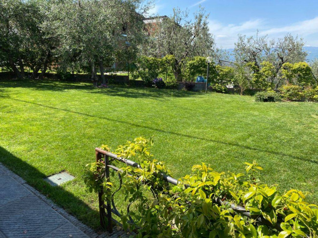 Terratetto completamente ristrutturato libero su tre lati con dependance giardino e posti auto a Tizzana in vendita a Quarrata