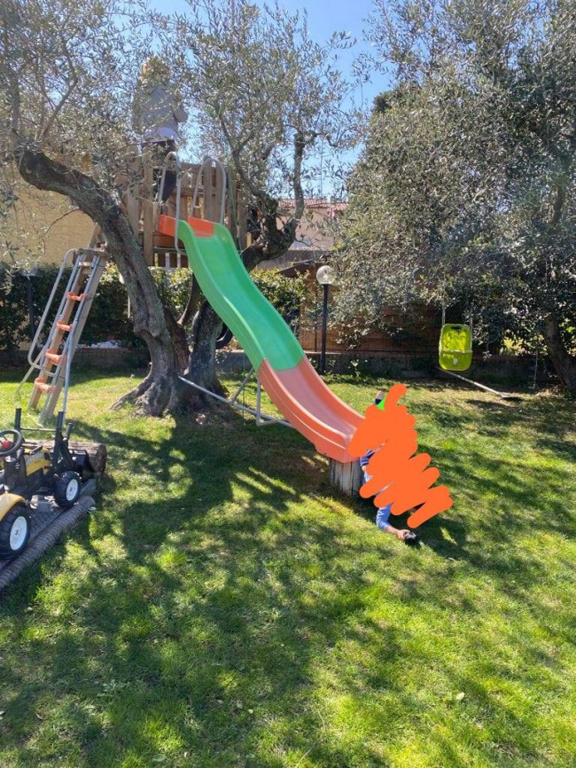 Terratetto completamente ristrutturato libero su tre lati con dependance giardino e posti auto a Tizzana in vendita a Quarrata