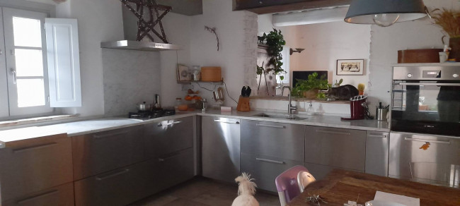 Terratetto completamente ristrutturato libero su tre lati con dependance giardino e posti auto a Tizzana in vendita a Quarrata