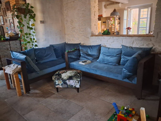 Terratetto completamente ristrutturato libero su tre lati con dependance giardino e posti auto a Tizzana in vendita a Quarrata