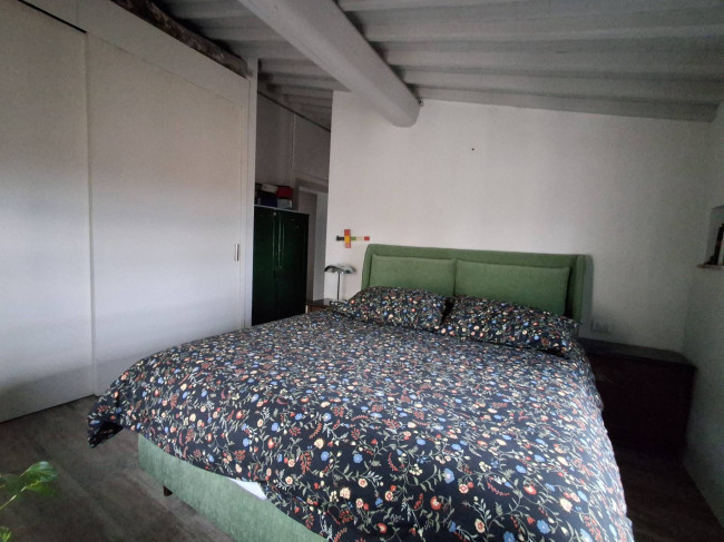 Terratetto completamente ristrutturato libero su tre lati con dependance giardino e posti auto a Tizzana in vendita a Quarrata