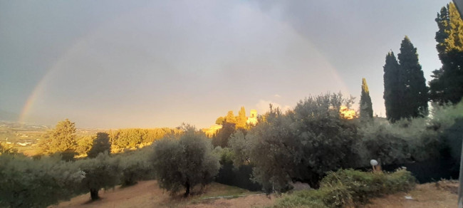 Terratetto completamente ristrutturato libero su tre lati con dependance giardino e posti auto a Tizzana in vendita a Quarrata