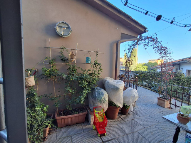 Terratetto completamente ristrutturato libero su tre lati con dependance giardino e posti auto a Tizzana in vendita a Quarrata