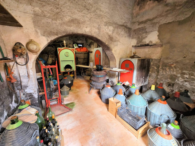 Podere in stile rustico Toscano con annessi e terreno in ottima posizione in vendita a Montecatini-Terme