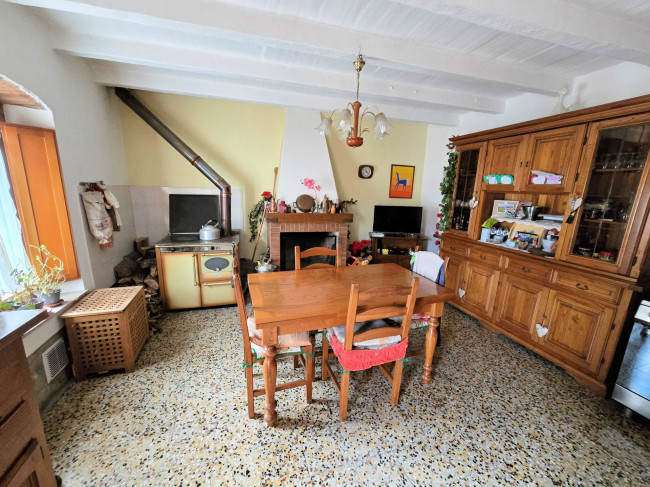 Podere in stile rustico Toscano con annessi e terreno in ottima posizione in vendita a Montecatini-Terme