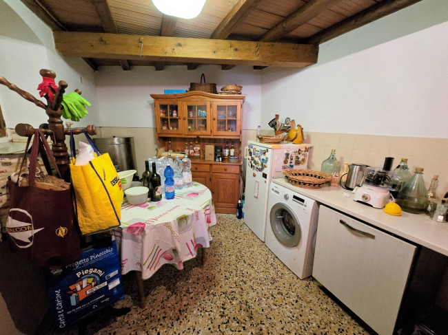 Podere in stile rustico Toscano con annessi e terreno in ottima posizione in vendita a Montecatini-Terme