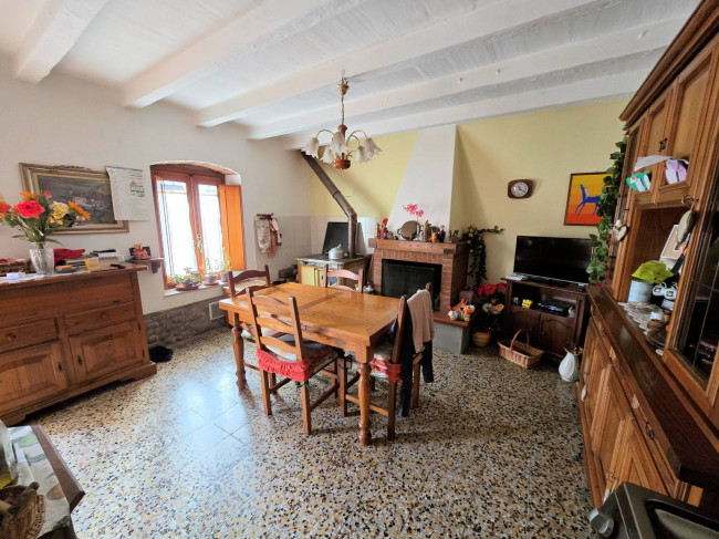 Podere in stile rustico Toscano con annessi e terreno in ottima posizione in vendita a Montecatini-Terme
