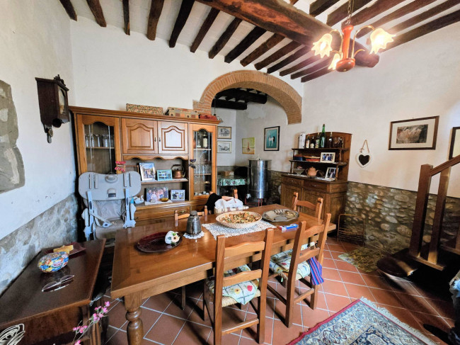 Podere in stile rustico Toscano con annessi e terreno in ottima posizione in vendita a Montecatini-Terme
