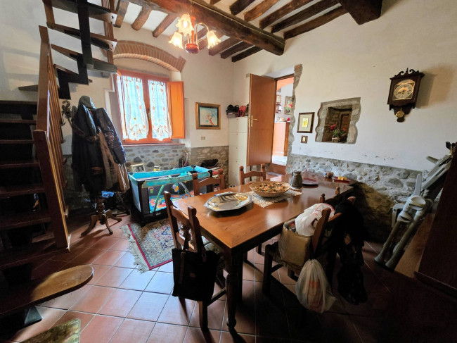 Podere in stile rustico Toscano con annessi e terreno in ottima posizione in vendita a Montecatini-Terme