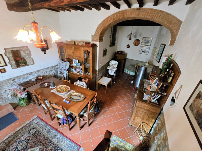 Podere in stile rustico Toscano con annessi e terreno in ottima posizione in vendita a Montecatini-Terme