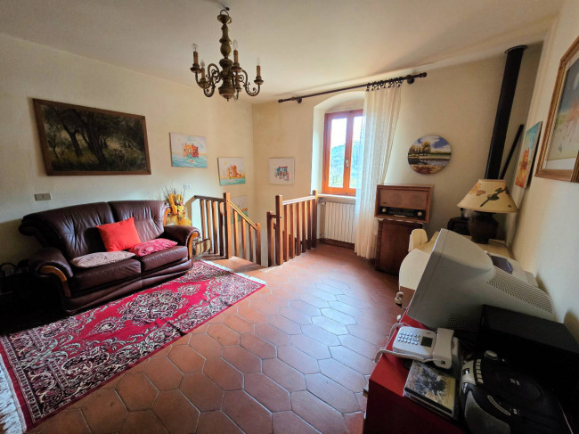Podere in stile rustico Toscano con annessi e terreno in ottima posizione in vendita a Montecatini-Terme