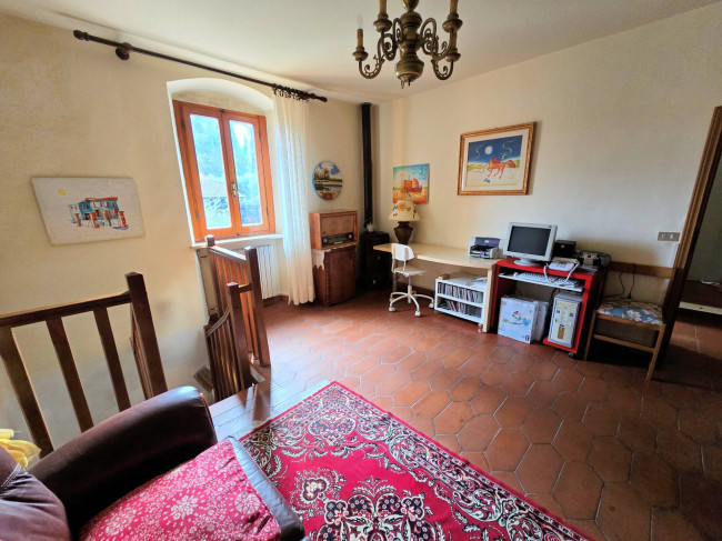Podere in stile rustico Toscano con annessi e terreno in ottima posizione in vendita a Montecatini-Terme