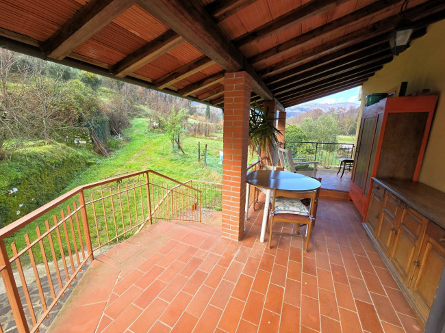 Podere in stile rustico Toscano con annessi e terreno in ottima posizione in vendita a Montecatini-Terme