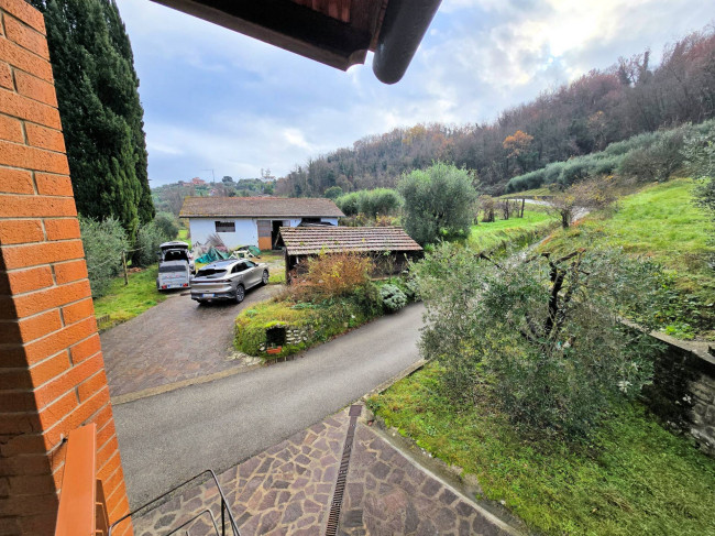 Podere in stile rustico Toscano con annessi e terreno in ottima posizione in vendita a Montecatini-Terme