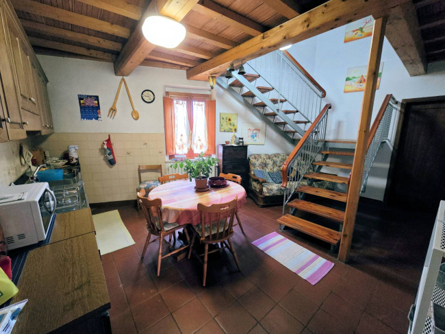 Podere in stile rustico Toscano con annessi e terreno in ottima posizione in vendita a Montecatini-Terme