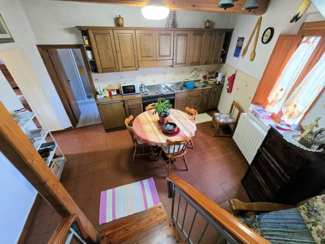 Podere in stile rustico Toscano con annessi e terreno in ottima posizione in vendita a Montecatini-Terme