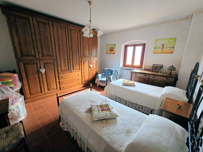 Podere in stile rustico Toscano con annessi e terreno in ottima posizione in vendita a Montecatini-Terme